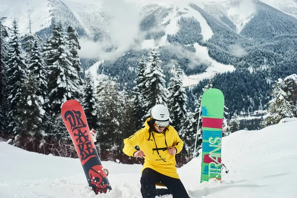 Arka planda derin mavi gökyüzü ile havada zıplayan snowboardcu