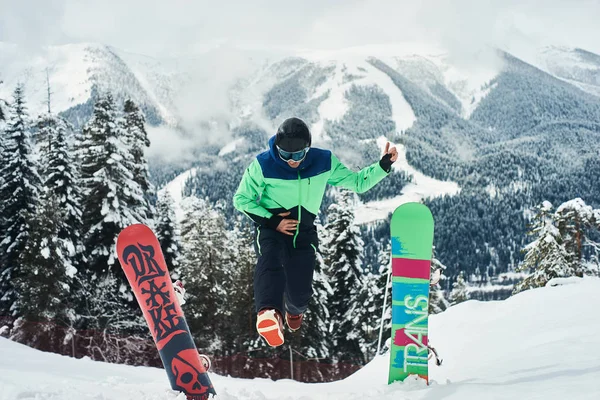 Сноубордист Стрибає Схилі Біля Дошки Екстремальна Веселощі — стокове фото