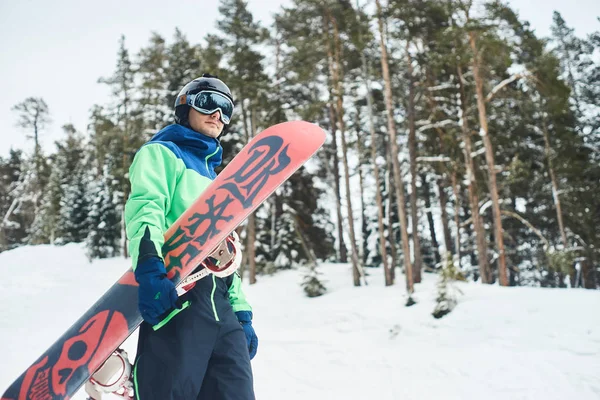 Snowboarder Κρατήστε Snowboard Στην Κορυφή Λόφου Κοντά Επάνω Πορτρέτο Χιόνι — Φωτογραφία Αρχείου