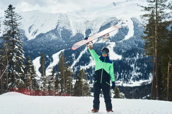 活跃的滑雪板站在山顶上 对着蓝天和山脉 滑雪胜地概念 — 图库照片