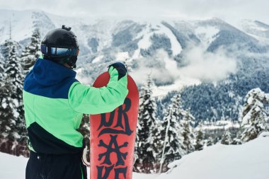 sporcu ile snowboard ayakta orman manzarası