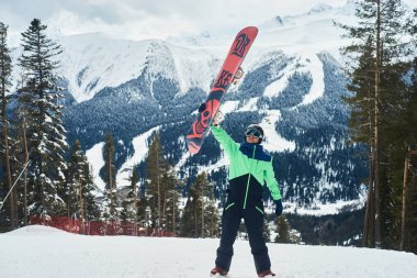 Karda yokuş kayakçı