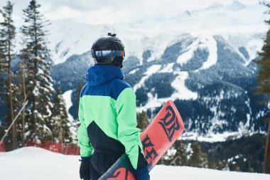 sporcu ile snowboard ayakta orman manzarası