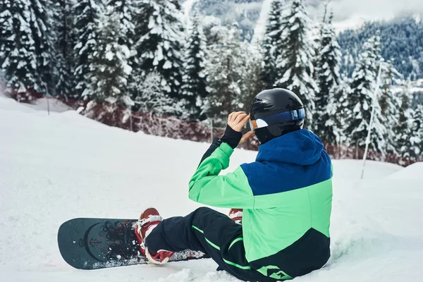 Snowboarder Sits High Mountains Edge Slope Looks Distance — Stock Photo, Image