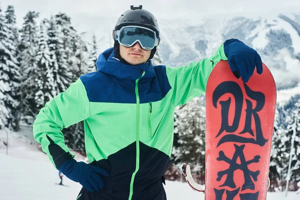 滑雪板举行滑雪板山顶附近了肖像 雪山滑雪斜坡上 — 图库照片