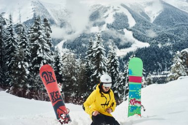 Bir snowboard yakınındaki bir tahta bir yamaçta atlıyor. Aşırı eğlenceli