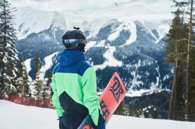 Snowboard üstüne yakın tepeye portre, kar dağların yamaçlarında snowboard snowboard tutun