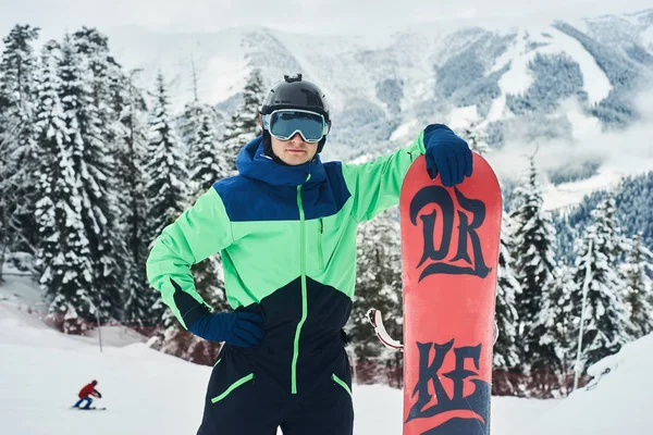 活跃的滑雪板站在山顶上 对着蓝天和山脉 滑雪胜地概念 — 图库照片