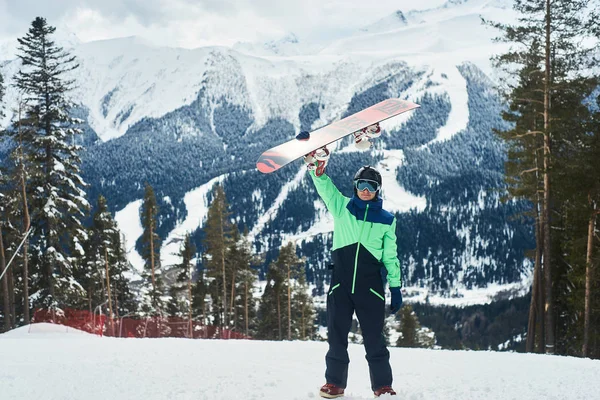 Snowboarder Houden Snowboard Heuvel Dicht Omhoog Portret Sneeuw Bergen Snowboarden — Stockfoto