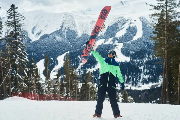 滑雪板举行滑雪板山顶附近了肖像 雪山滑雪斜坡上 — 图库照片
