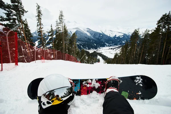 Snowboarder Senta Alto Das Montanhas Borda Encosta Olha Para Distância — Fotografia de Stock