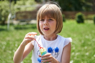 sabun köpüğü üfleme mutlu küçük kız