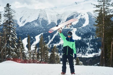 sporcu ile snowboard ayakta orman manzarası
