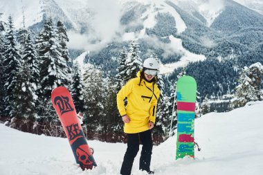 Arka planda derin mavi gökyüzü ile havada zıplayan snowboardcu