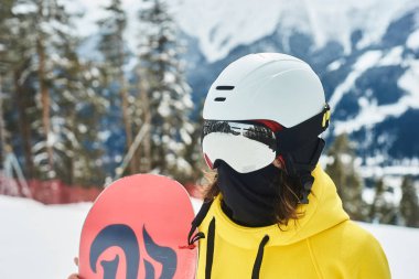 Snowboard üstüne yakın tepeye portre, kar dağların yamaçlarında snowboard snowboard tutun