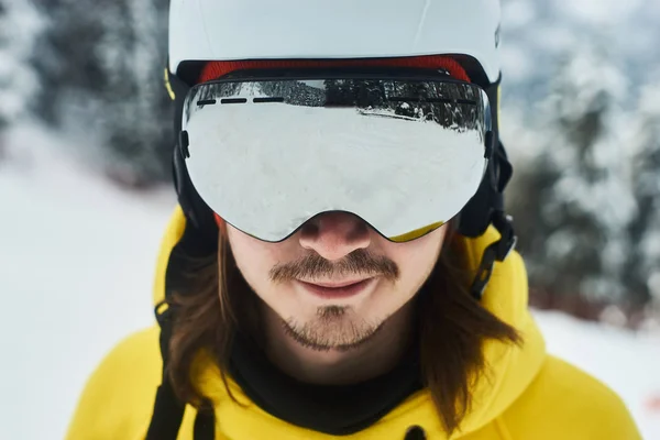 Vista Del Deportista Con Tabla Snowboard Bosque — Foto de Stock