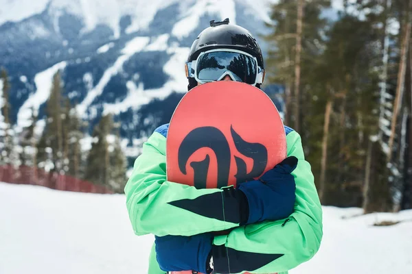 Veduta Dello Sportivo Con Snowboard Piedi Nel Bosco — Foto Stock