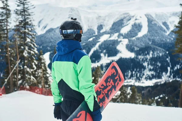 Veduta Dello Sportivo Con Snowboard Piedi Nel Bosco — Foto Stock