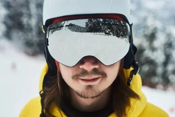 Вид Человека Сноубордом Стоящего Лесу — стоковое фото