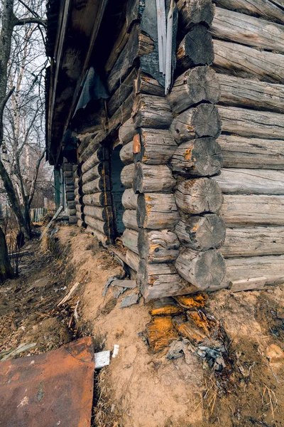 Старий зруйнований будинок — стокове фото