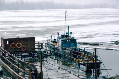 MAVNA gemiyle nehir kıyısında palamarla ve navi-gation açılması için bekliyor