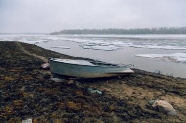 Nehir kıyısında bahar buz daha önce teknede alüminyum