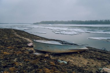 Nehir kıyısında bahar buz daha önce teknede alüminyum