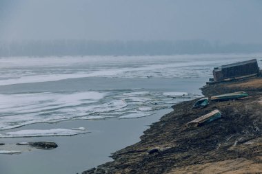 Nehir kıyısında bahar buz daha önce teknede alüminyum