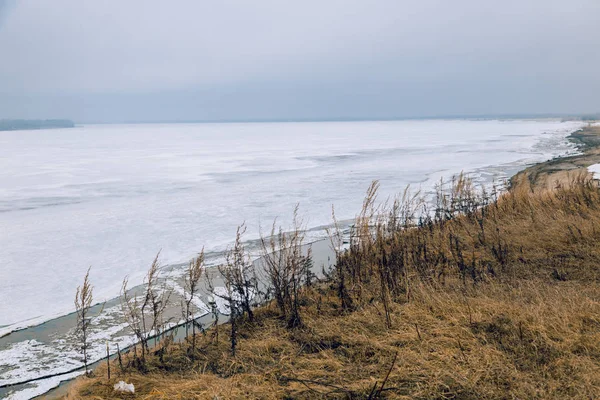 o bahar buz drift önce buz kaplı Ob nehir manzara