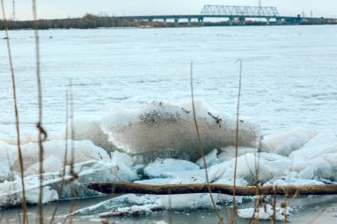 Bir buz sonu için hazırlanıyor bir donmuş nehir üzerinde bir köprü