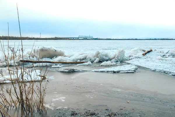 Nehir kıyısında, buz kırmak başlar ve nehir buz için hazırlar