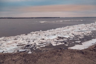 Buz drift Ob Nehri üzerinde