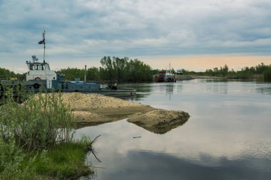 Bir tekne bir nicke nehri feribot geçiş üzerinde Rating taşır