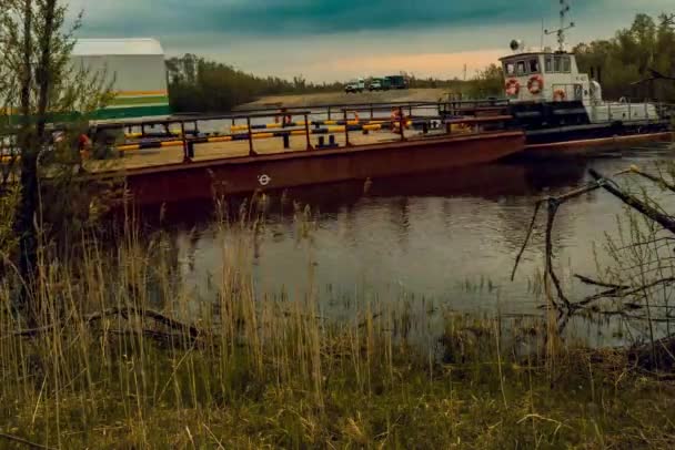 Veerboot Draagt Boot Met Een Aak Verkeer Rivier Een Veerboot — Stockvideo