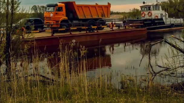 Sul Traghetto Una Barca Con Chiatta Trasporta Traffico Attraverso Fiume — Video Stock