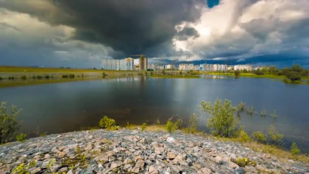 Wolken boven een dam — Stockvideo