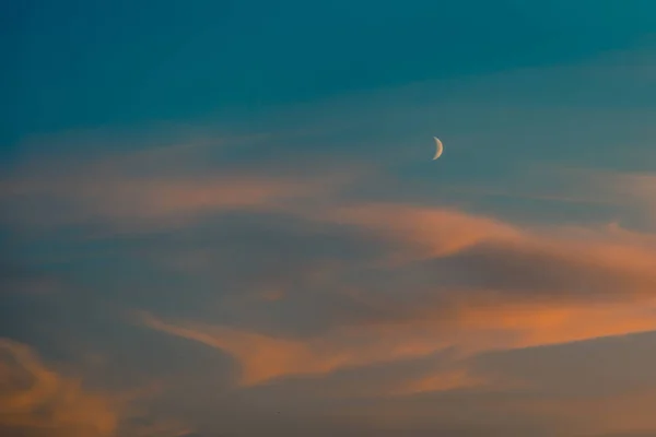Mond Form Einer Mondsichel Wolkenverhangenen Abendhimmel — Stockfoto