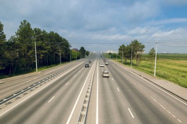 İki şeritli otoban şehrin önünde tek yönlü trafik ile