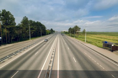 İki şeritli otoban şehrin önünde tek yönlü trafik ile