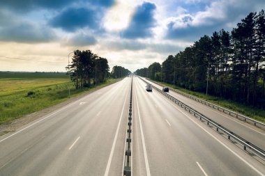 İki şeritli otoban şehrin önünde tek yönlü trafik ile