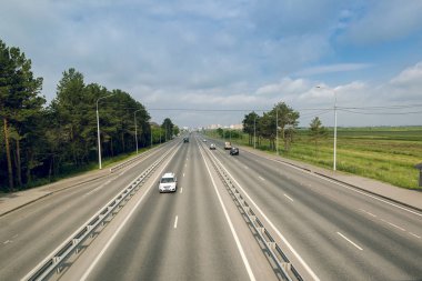 İki şeritli otoban şehrin önünde tek yönlü trafik ile