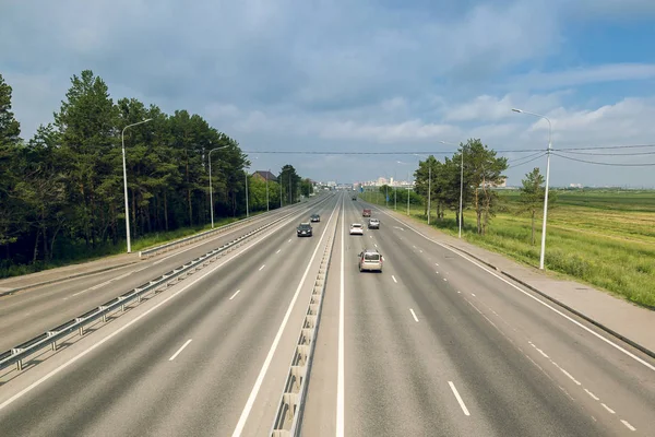 İki şeritli otoban şehrin önünde tek yönlü trafik ile
