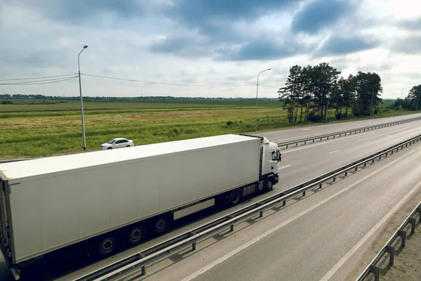 Autopista Dos Carriles Con Tráfico Unidireccional Frente Ciudad —  Fotos de Stock