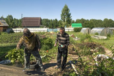 Bir kütük kütük iki adam portresi