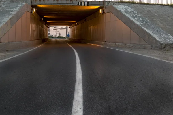 Passagem Subterrânea Para Transporte Rodoviário Com Asfalto Pavimento Iluminado Por — Fotografia de Stock