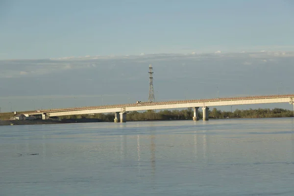 Geniş Bir Nehrin Karşısındaki Demir Kemerli Otomobil Köprü — Stok fotoğraf
