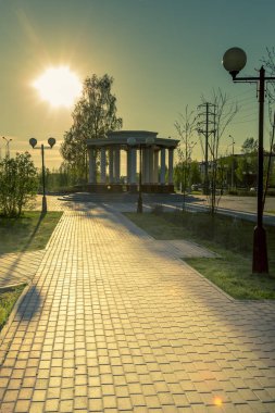 Temmuz güneş kentsel Kömür topakları içinde Temmuz güneş ışınlarının ışınları içinde kentsel Kömür topakları