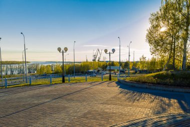 Temmuz güneş kentsel Kömür topakları içinde Temmuz güneş ışınlarının ışınları içinde kentsel Kömür topakları