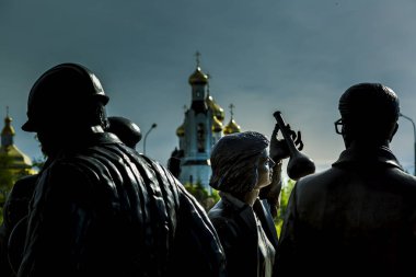 Bronzdan kalıplarını şafak sonra insan figürleri şeklinde öncülerinden haraç Anıtı