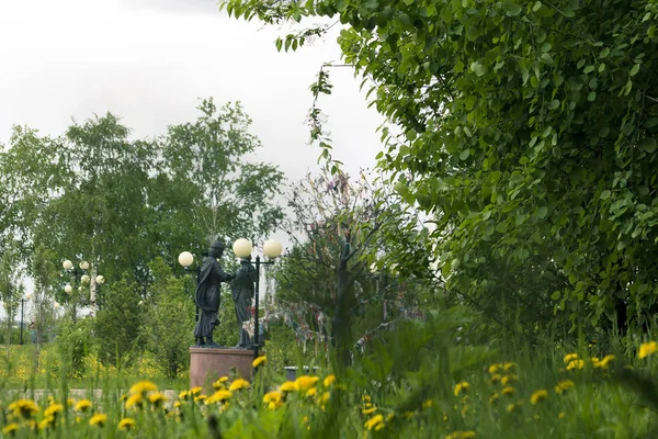 Monumento Pedro Fevronia Uma Árvore Com Trapos Pano Fundo Templo — Fotografia de Stock